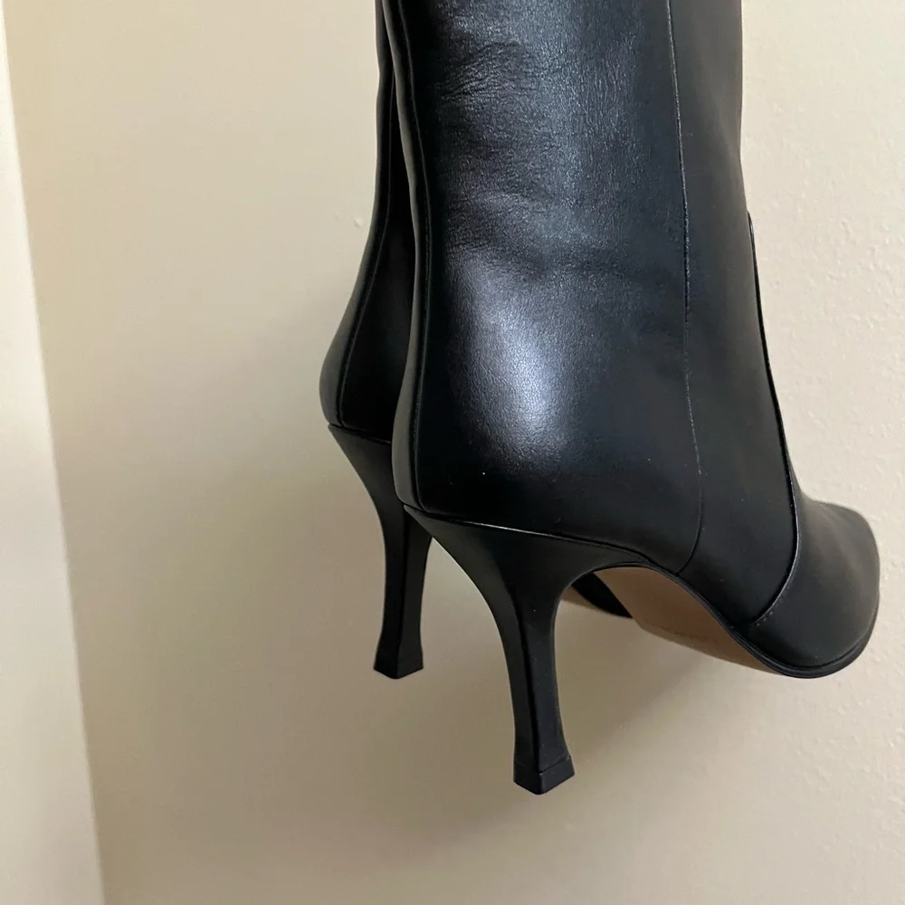 🆕. Lisa & Vicky Sleek Black Ankle Booties New in box. Winter gift 6.5